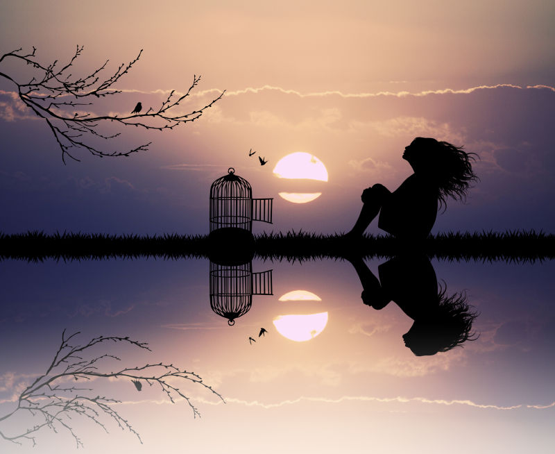 日落黄昏湖边草甸的小女孩和空笼