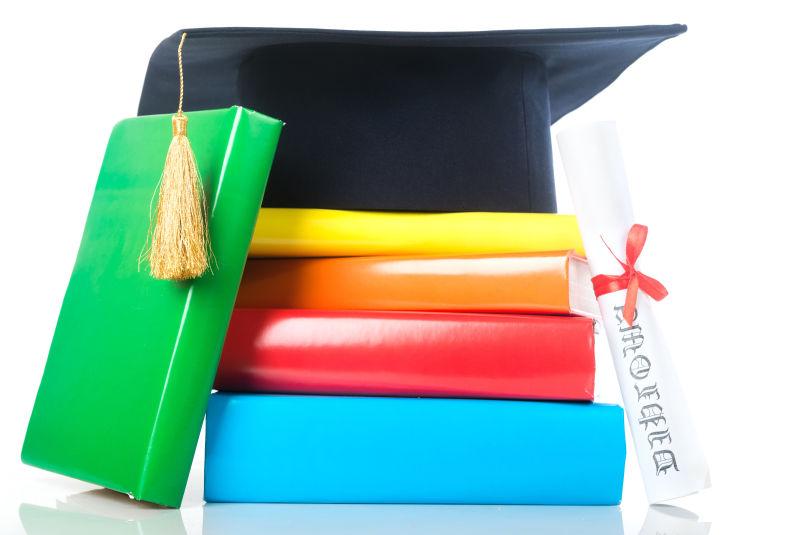白色背景中的彩色图书博士帽和文凭