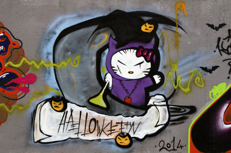 墙壁上万圣节凯啼猫的涂鸦
