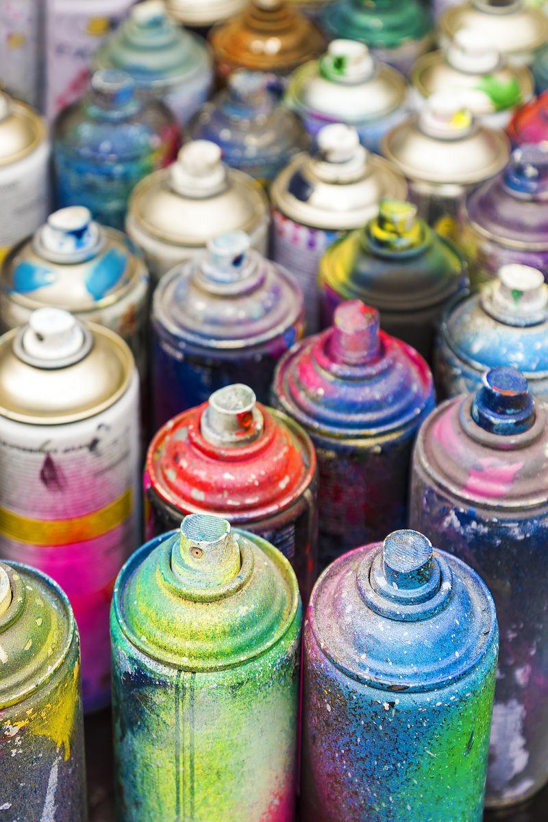彩色的涂鸦喷漆罐