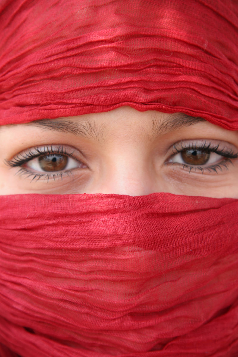 头上围着红色围巾的妇女的眼睛