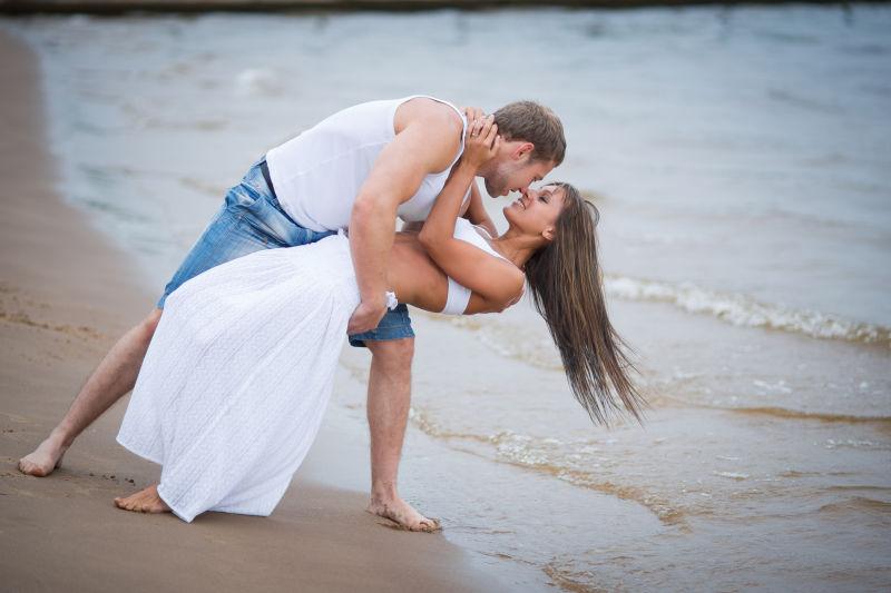 海滩上准备接吻的情侣