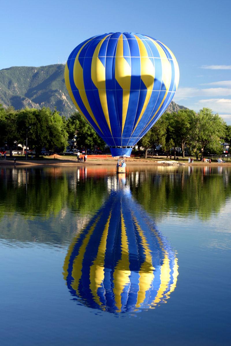 湖面上的蓝色热气球