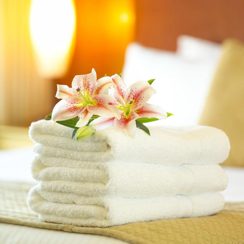 新鲜的酒店双重白色毛巾和百合花