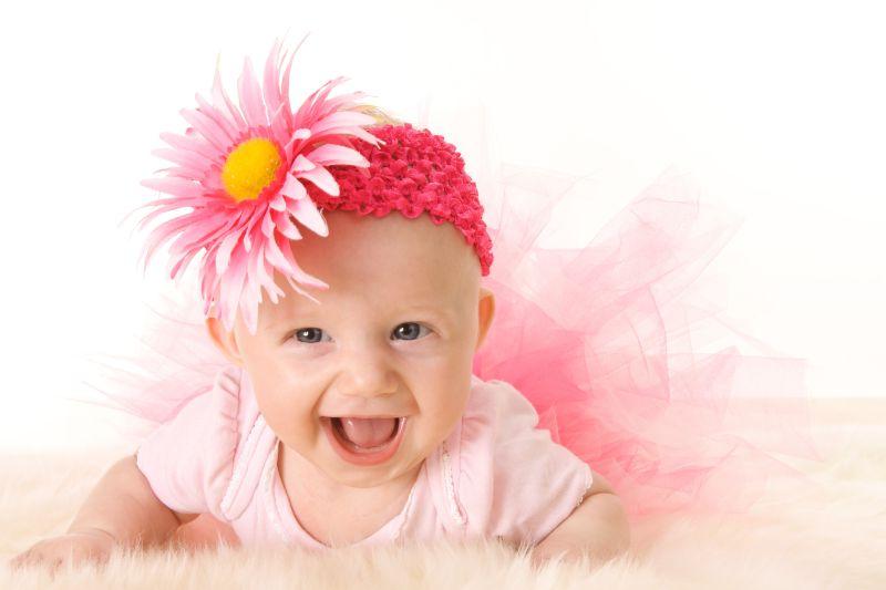 大笑的婴儿带着花头带