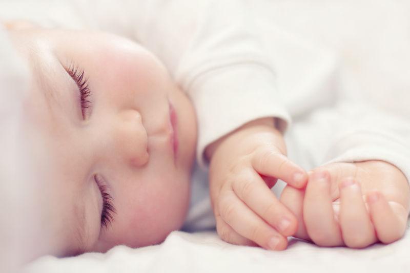 一个美丽的沉睡婴儿的特写