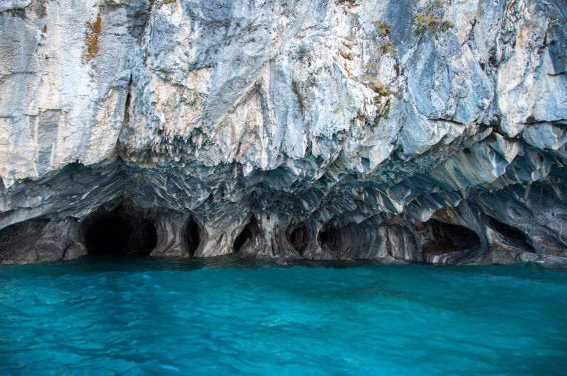 溶洞洞穴和蓝色水的景色