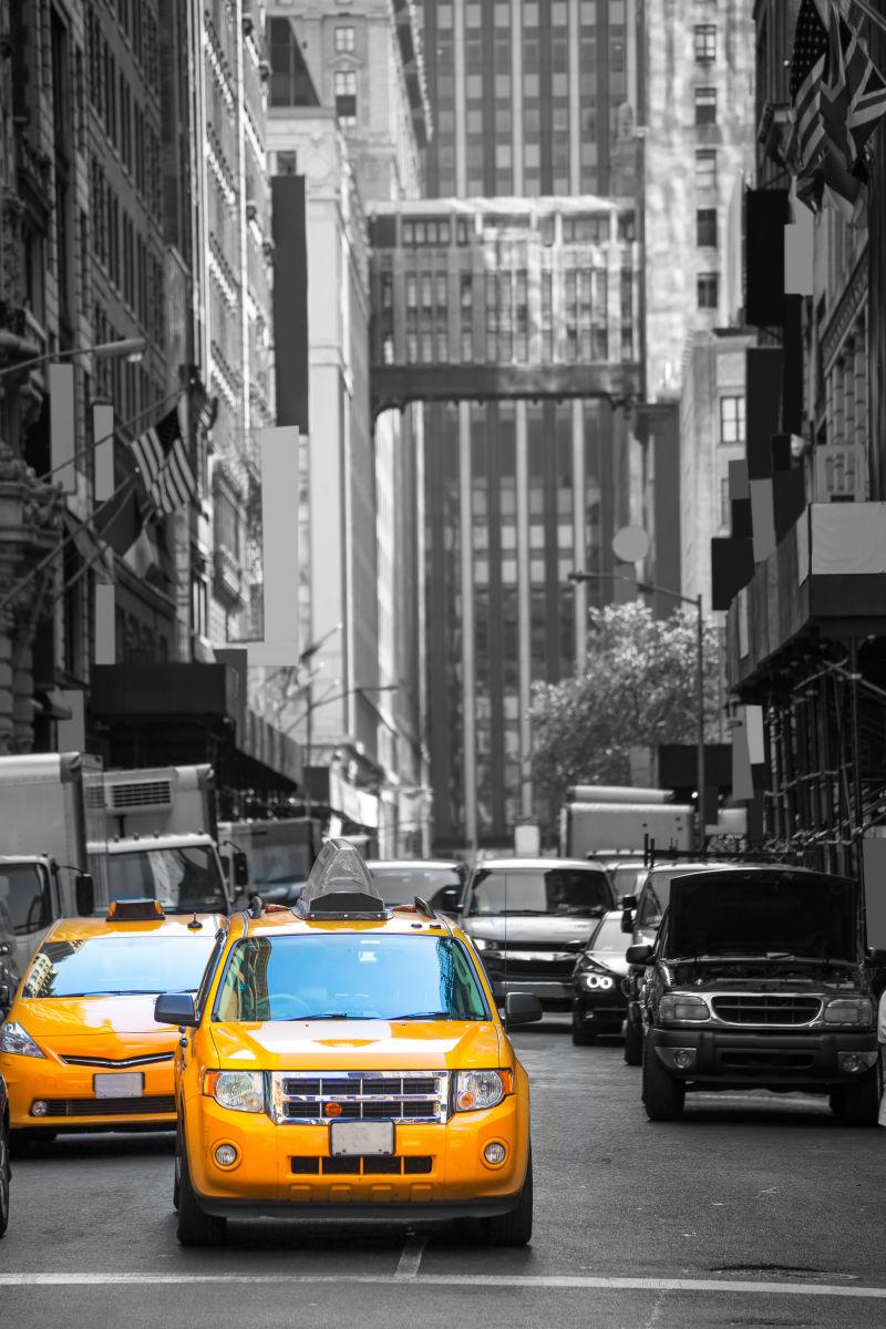 大道上的黄色出租车