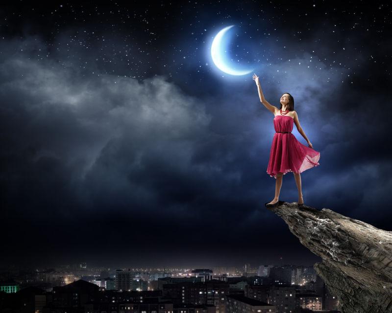 黑夜里站在山尖上触摸月亮的红衣女子