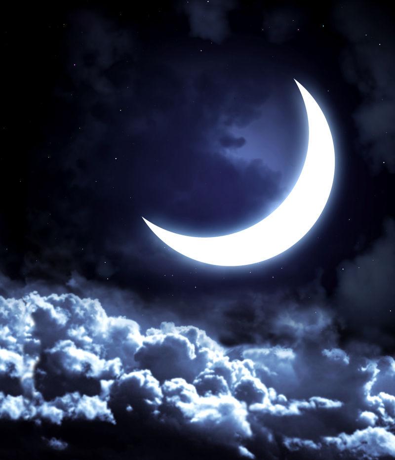 黑夜里云层上的月亮牙