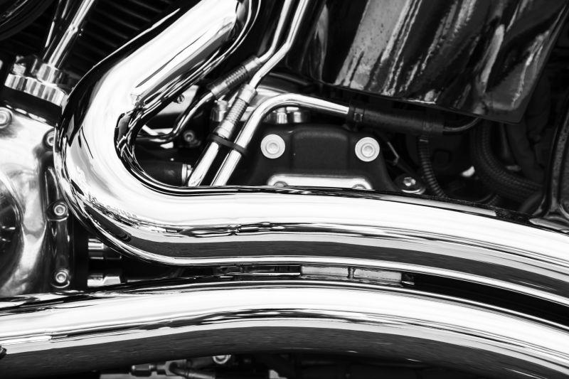 摩托车上漂亮的白色金属的特写