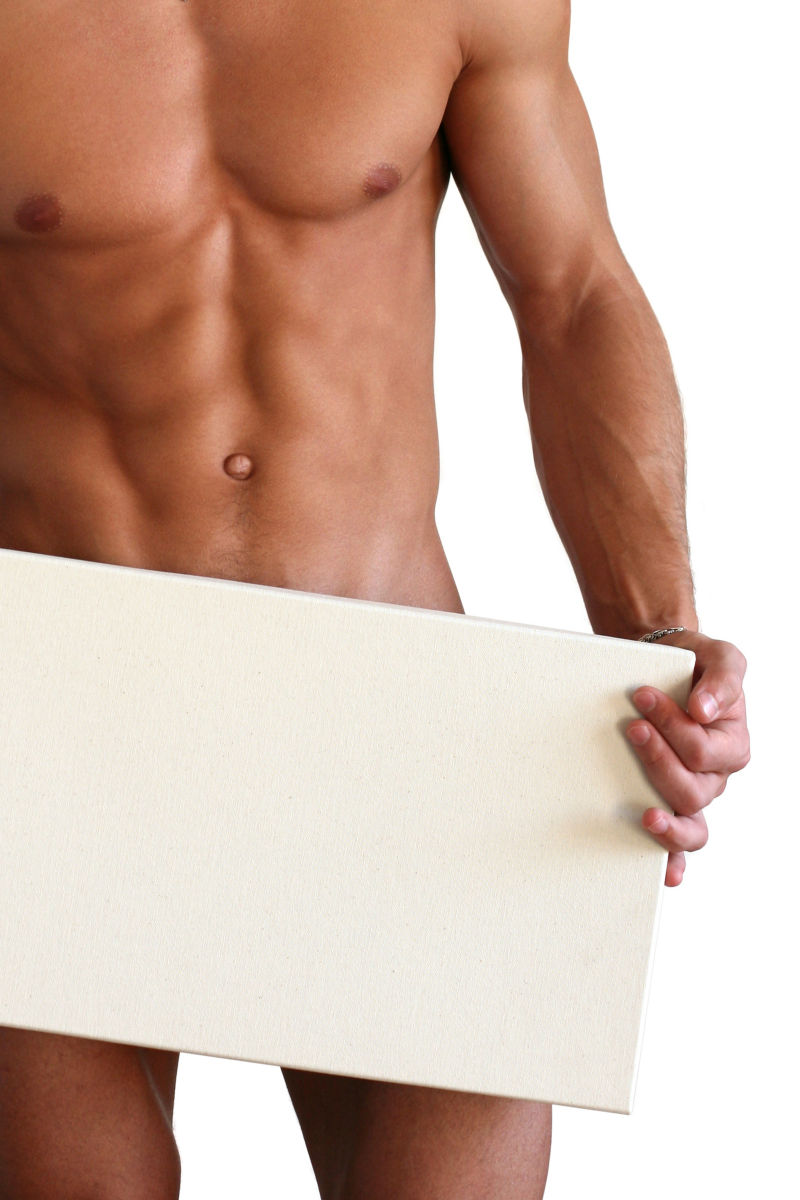 裸露的肌肉男用白色木板挡住身体