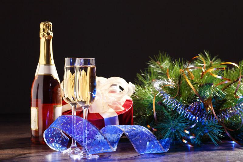木桌子上的香槟酒和圣诞饰品