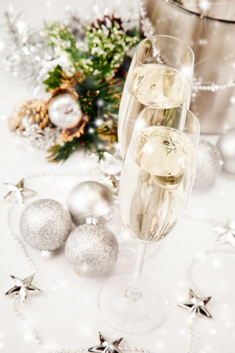 桌子上的香槟酒和圣诞饰品