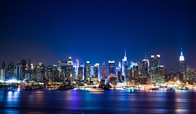 黑色背景下夜晚时分纽约曼哈顿的天际线风景