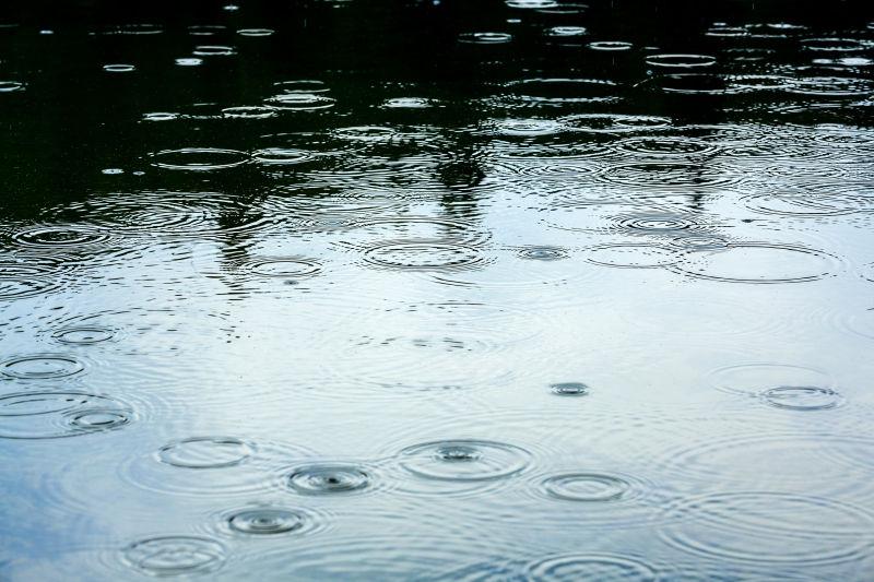 雨天水面的水花