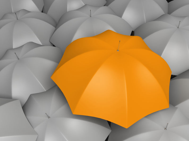 灰伞之间的橙色伞独特概念