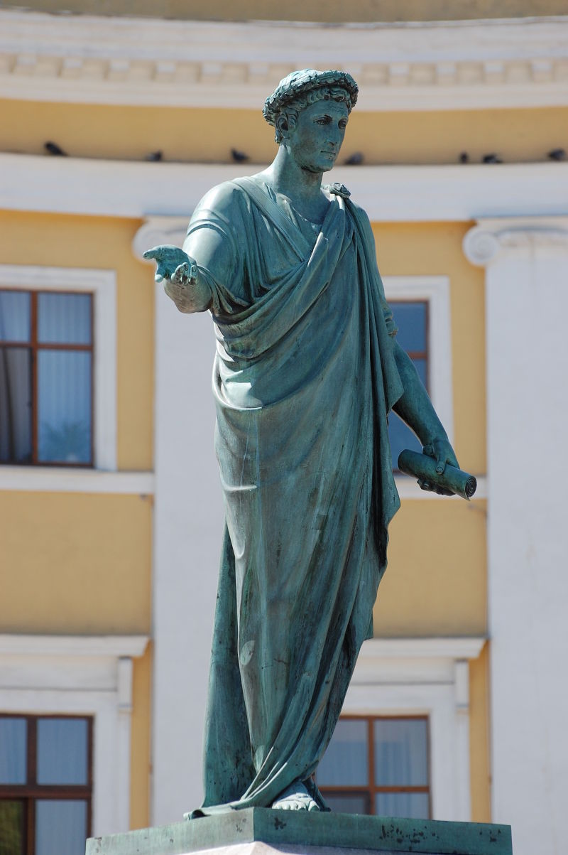 广场上的青铜雕像