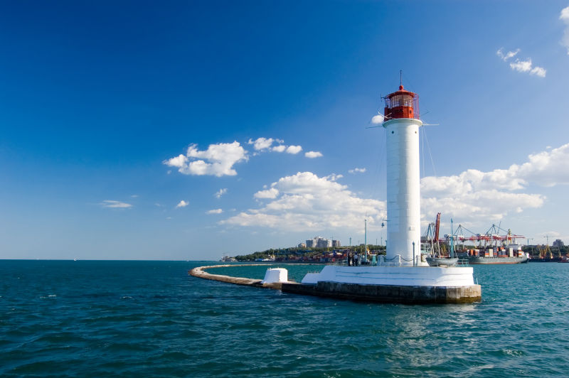 乌克兰海面的白色灯塔