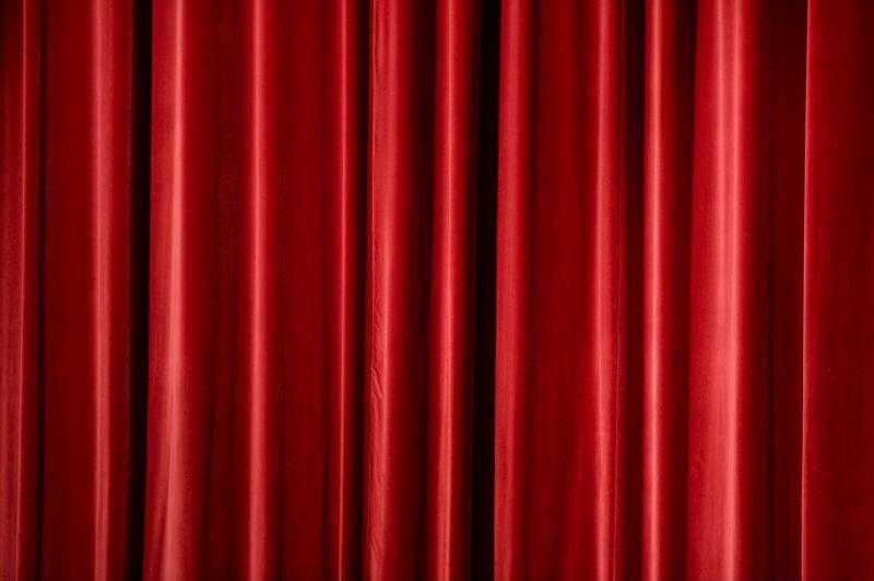 舞台上的红色波浪形幕布