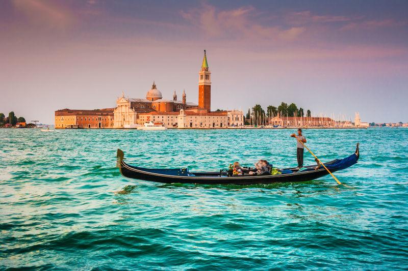 威尼斯河上划船的人