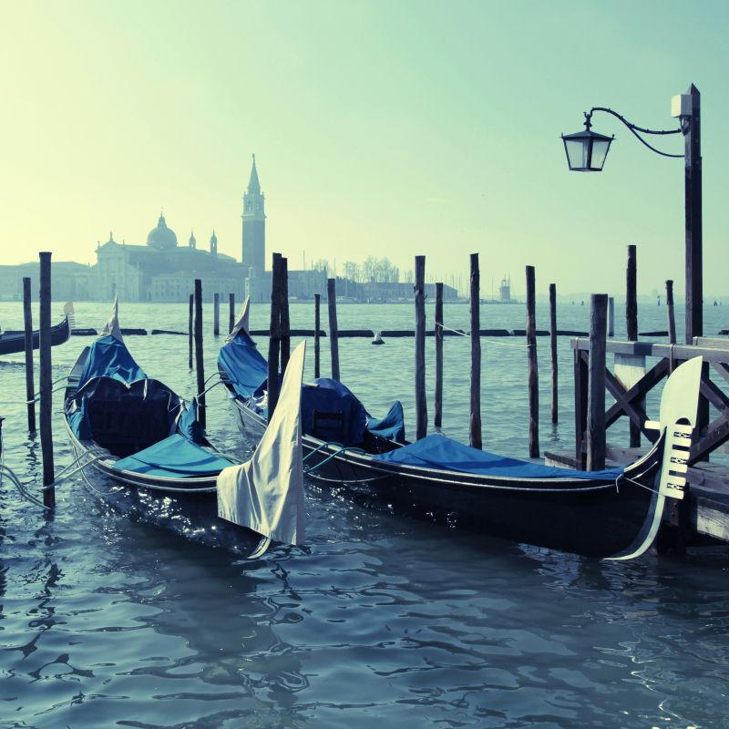 威尼斯河岸边上停泊的船只