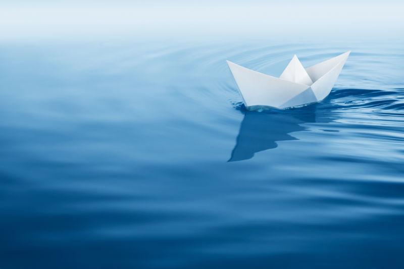 漂浮在水面上的纸船