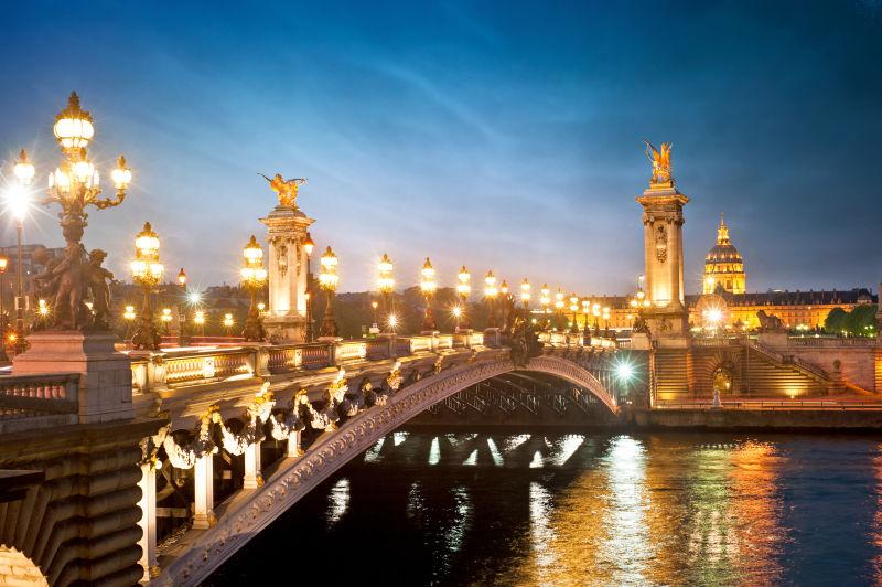 夜幕时分灯火辉煌的法国巴黎亚历山大大桥