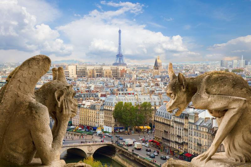 法国巴黎市鸟瞰背景下的圣母大教堂的石像鬼