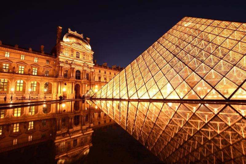 夜幕时分的巴黎卢浮宫
