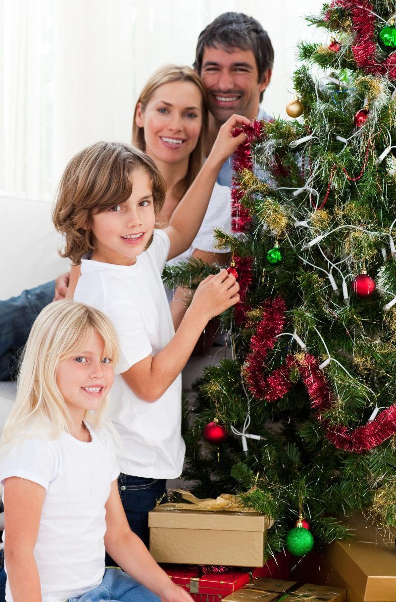 一家人在装饰圣诞树