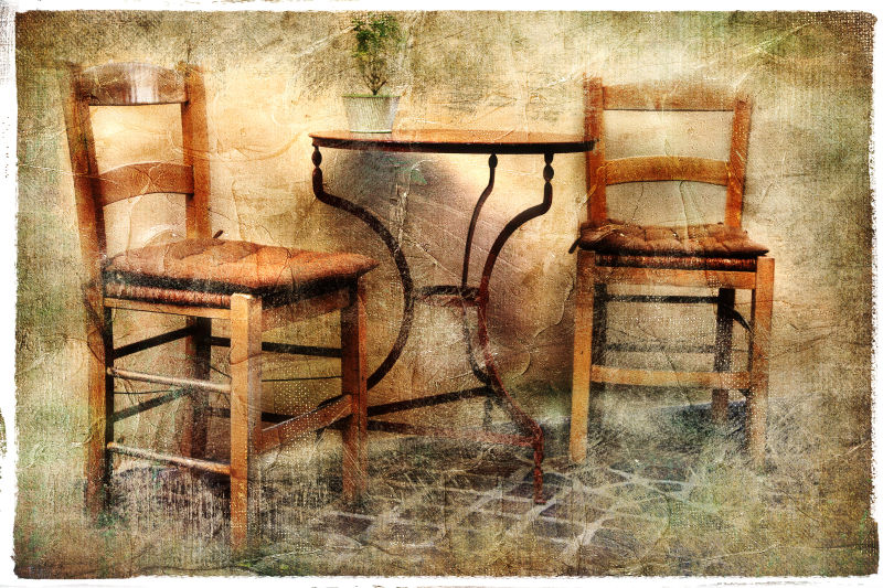 旧的桌子和椅子
