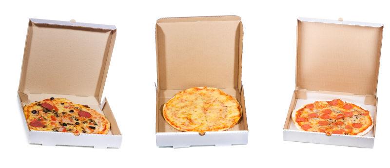 在打开的纸盒里放不同的比萨