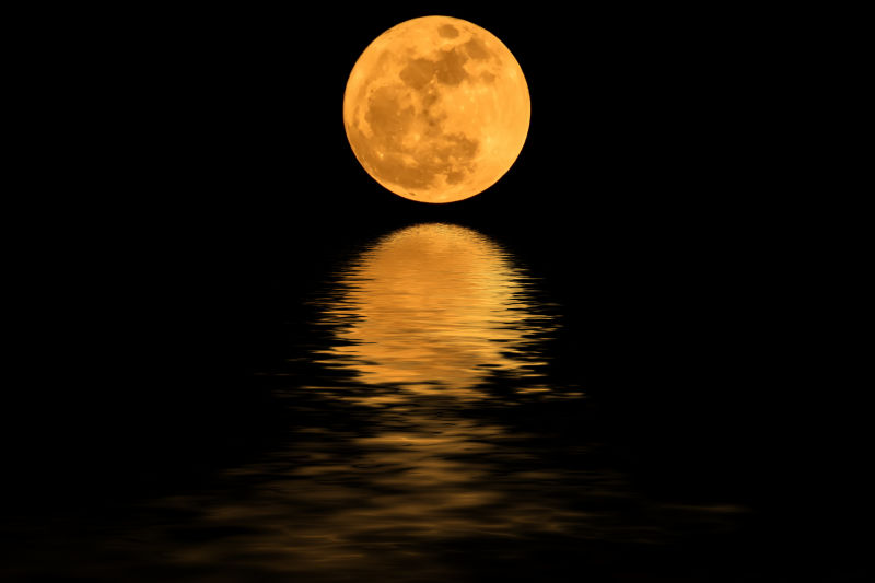 在水中的超级黄色月亮和阴影
