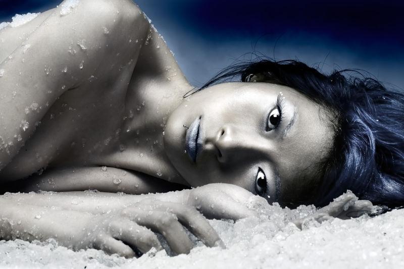 亚洲女孩躺在碎冰上