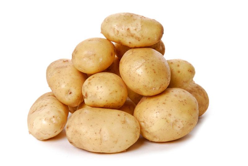 白色背景下的土豆堆