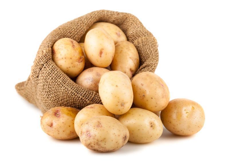 白色背景麻袋里的土豆