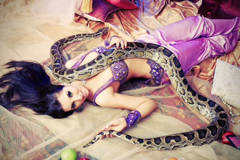 一条大蟒蛇在美女的身上