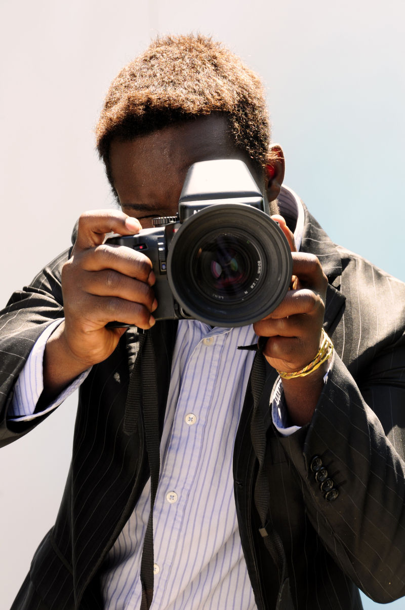 男性黑人摄影师
