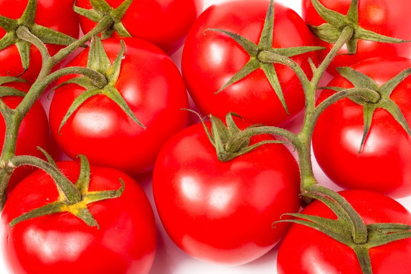 白色平台上的西红柿