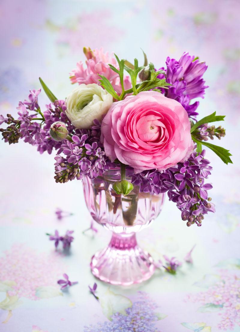 玻璃花瓶里的美丽花束