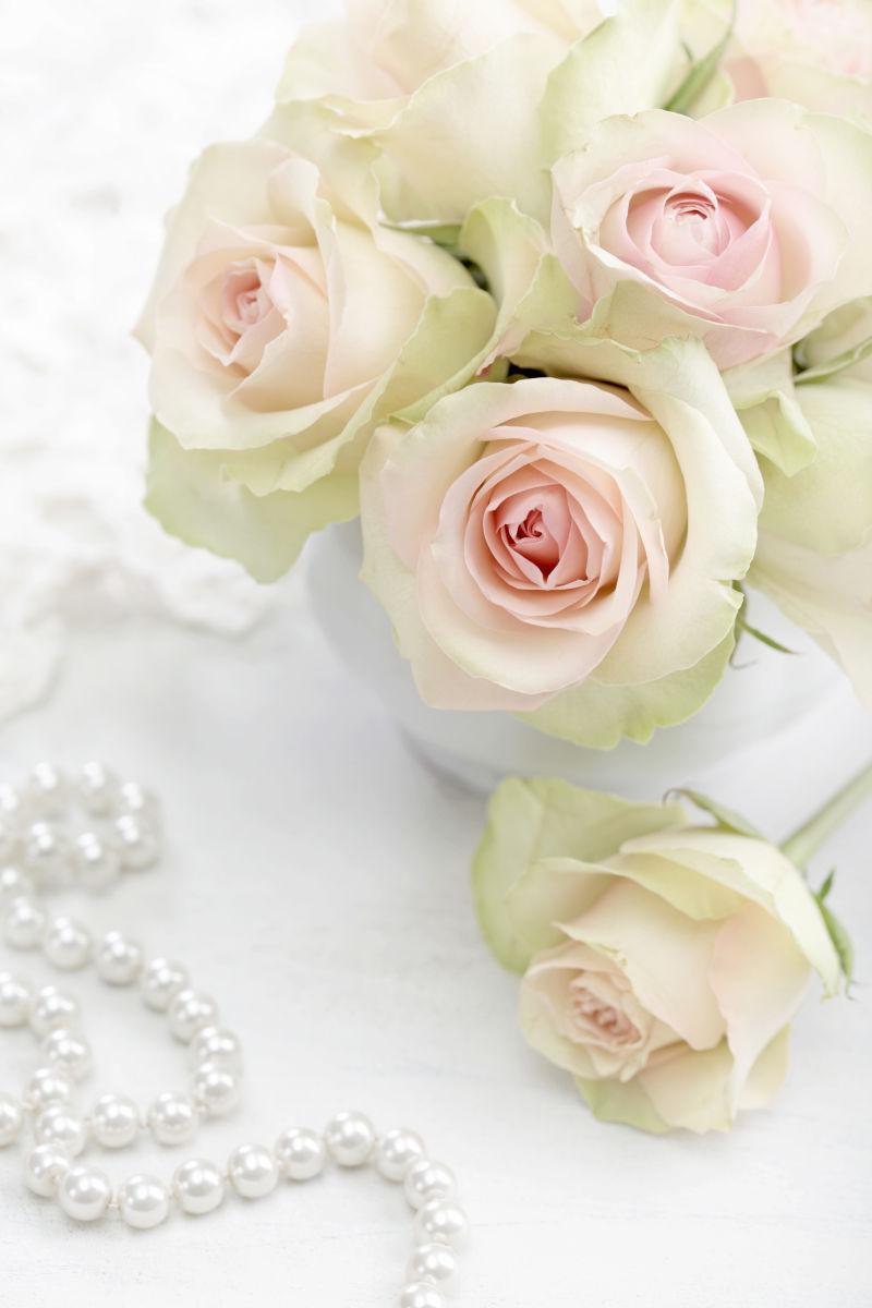 白底花瓶里的白玫瑰