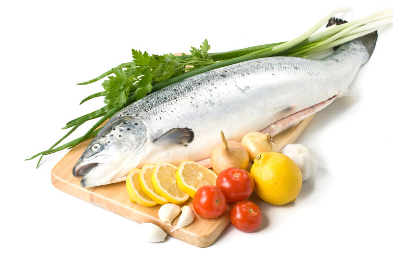 雪白的海鱼与蔬菜