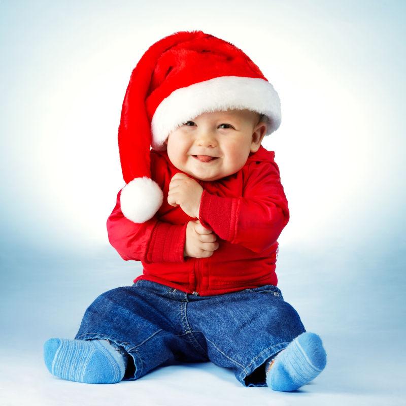 带着圣诞帽微笑的小男孩