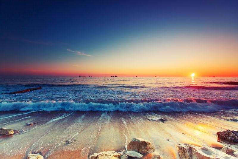夜幕时分海滩上美丽的日出