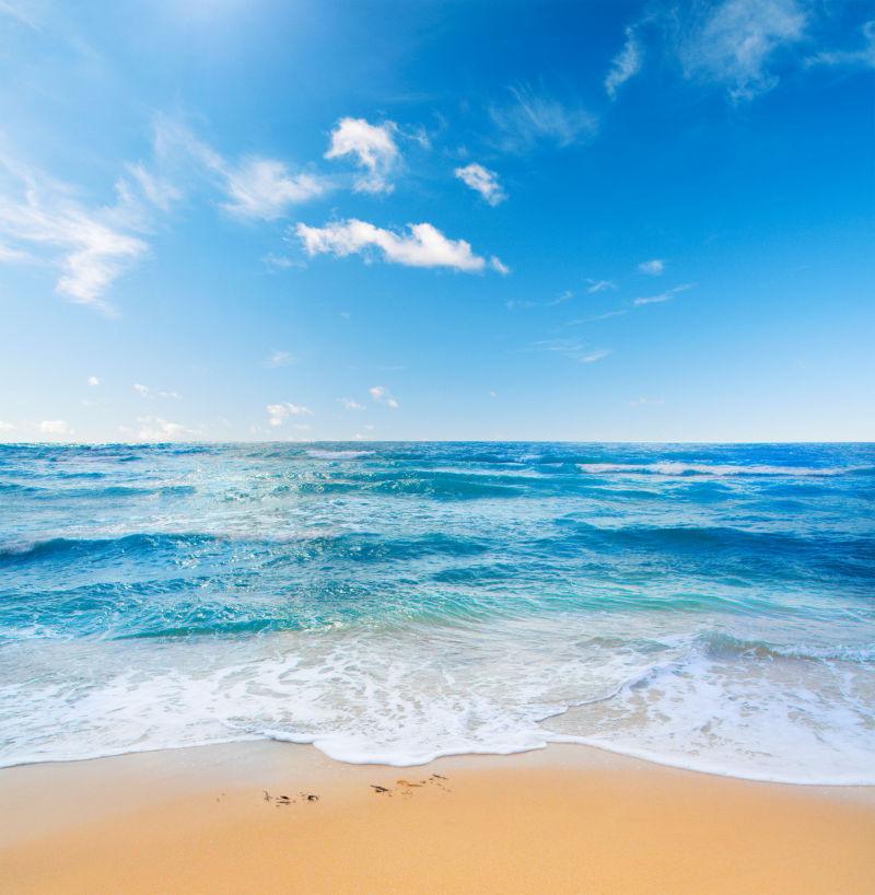 蓝天下美丽大海与海滩