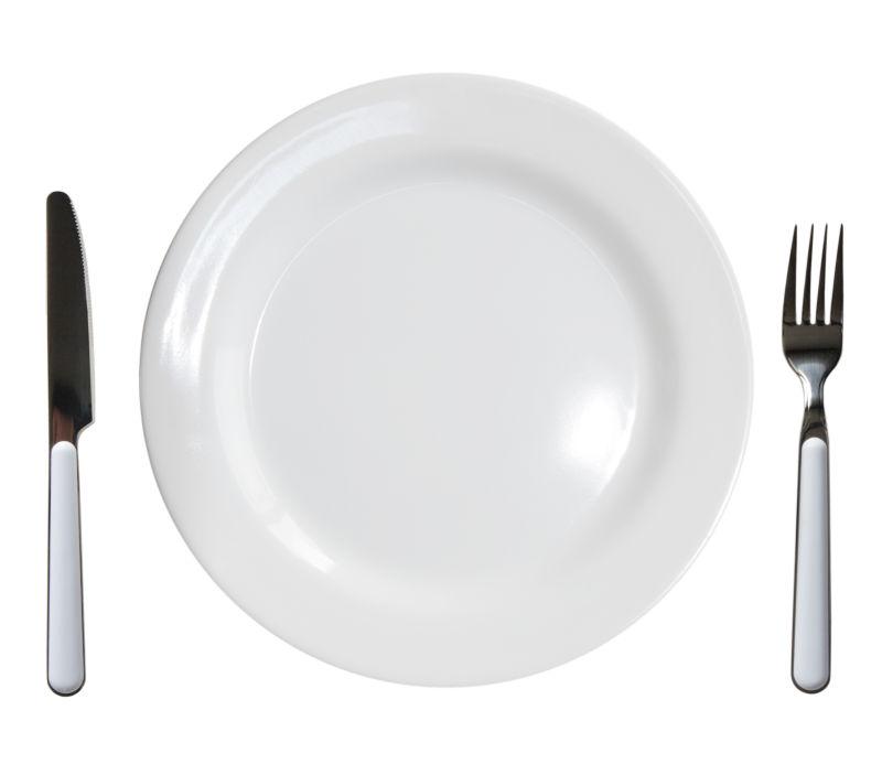 白色背景上的白色盘子和刀叉等餐具
