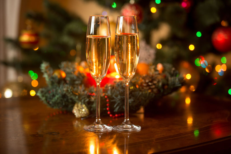 庆祝圣诞节的两杯香槟