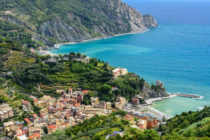 沿着海岸线建筑的意大利五渔村美景