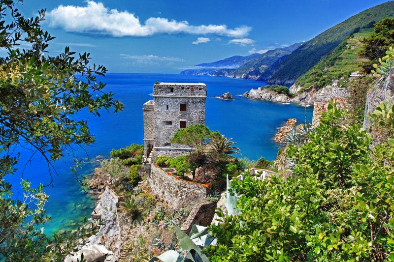 蓝天白云下美丽的的意大利五渔村风景